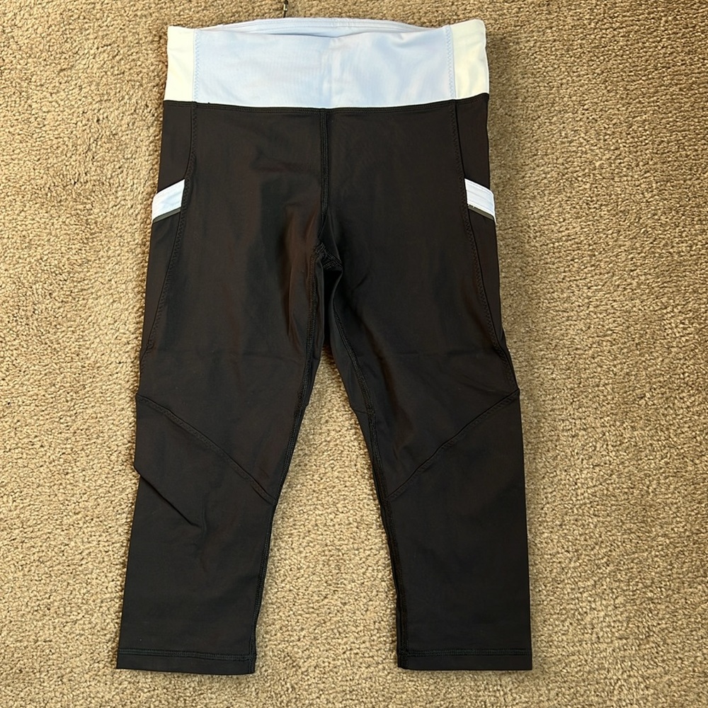Lululemon Run: Mod Moves Crop Leggings. Size 4. Black/cool breeze/nimbus